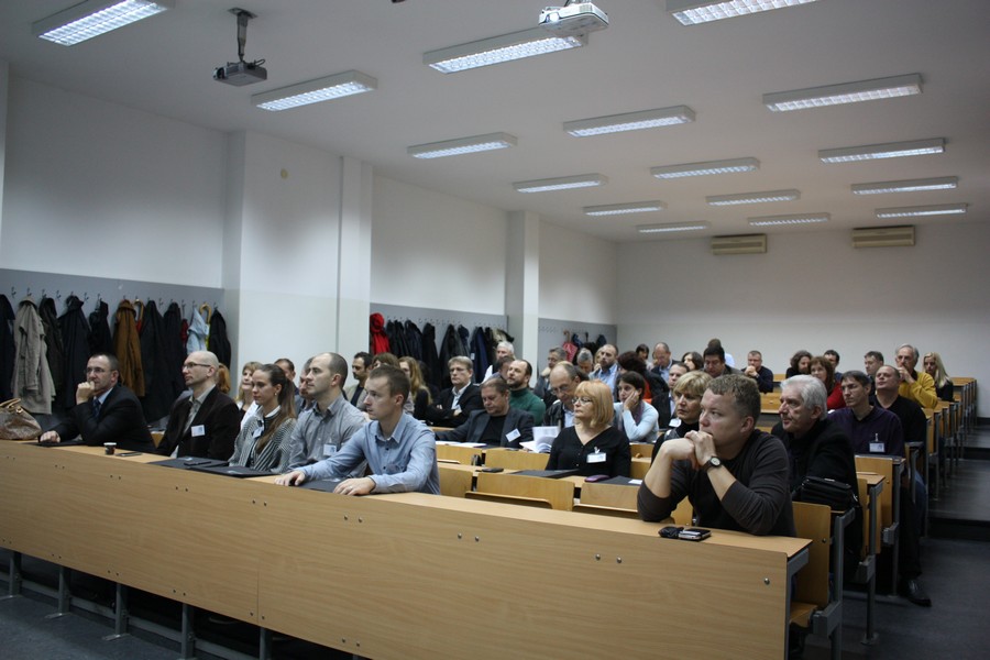 The picture shows the members of the working groups for which a practical workshop was organized.